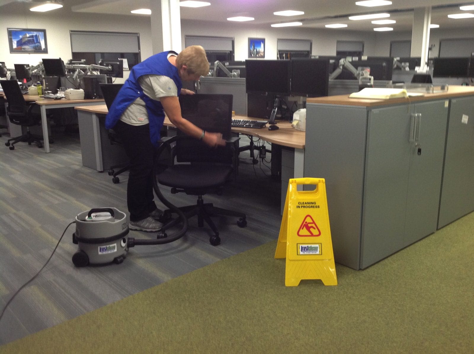 Office & Commercial cleaning image 12